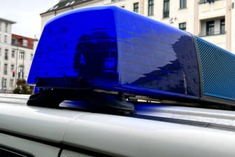 Blaulicht Polizei Streifenwagen (Symbolfoto): Unbekannte haben in Ludwigsburg nationalsozialistische Symbole sowie antisemitische Schriftzüge an Wänden gesprüht.