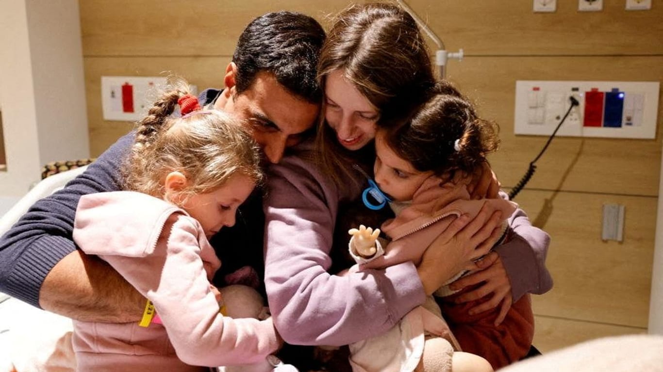 Raz (4), Vater Yoni Asher, Mutter Doron und Aviv (2) halten sich im Schneider-Hospital für Kinder im israelischen Petah Tikva in den Armen. Doron und die Kinder erhielten hier nach ihrer Freilassung aus der Geiselhaft einen Gesundheitscheck.