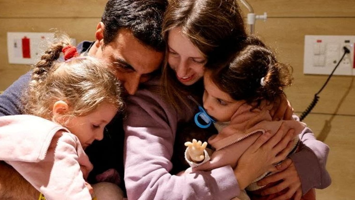 Raz (4), Vater Yoni Asher, Mutter Doron und Aviv (2) halten sich im Schneider-Hospital für Kinder im israelischen Petah Tikva in den Armen. Doron und die Kinder erhielten hier nach ihrer Freilassung aus der Geiselhaft einen Gesundheitscheck.
