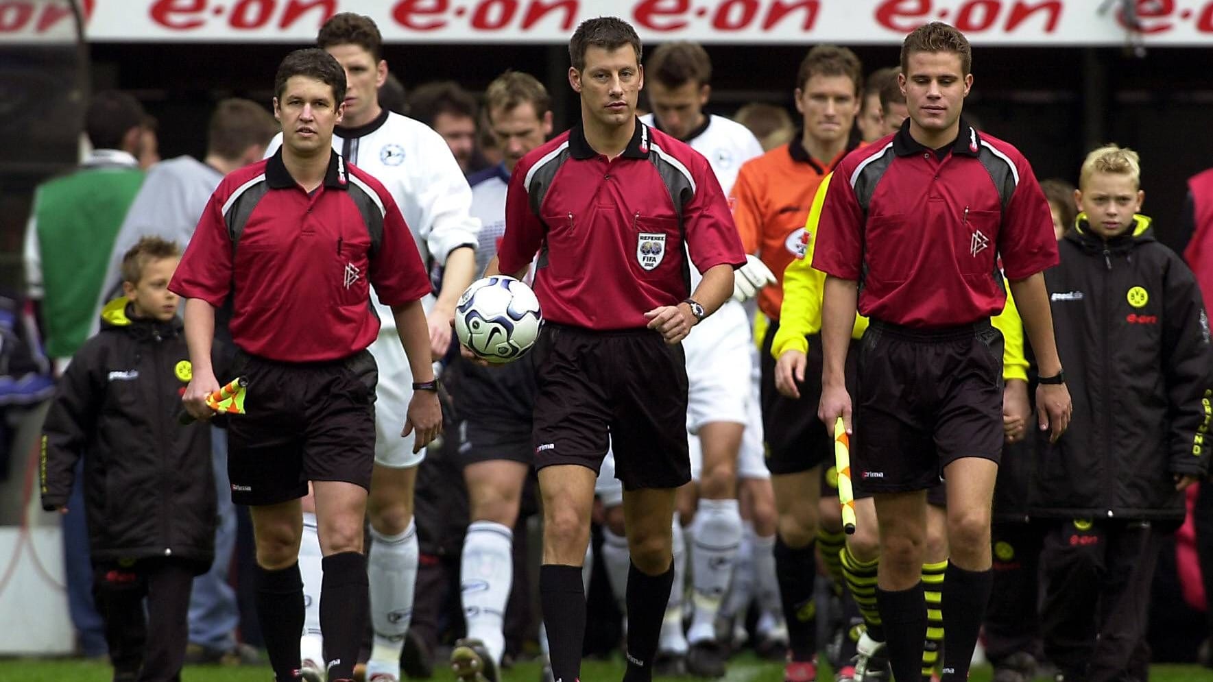 Einst Seite an Seite: Der bisherige Rekordhalter Wolfgang Stark (Mitte) mit Assistent Felix Brych (r.) bei Spiel Dortmund gegen Bielefeld in der Saison 2002/2003. Links im Bild Starks zweiter Assistent Volker Wezel.