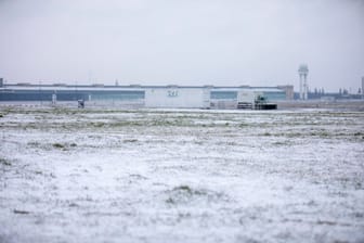Schnee auf dem Tempelhofer Feld (Archivfoto): In Berlin wird es kalt und rutschig.