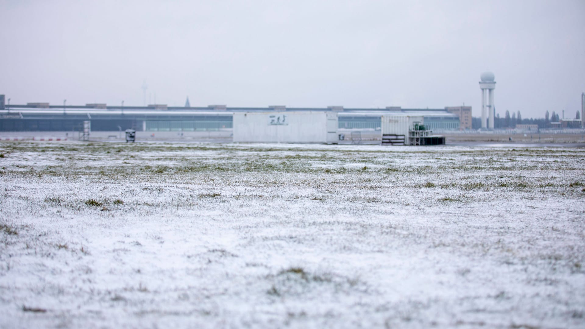 Schnee auf dem Tempelhofer Feld (Archivfoto): In Berlin wird es kalt und rutschig.