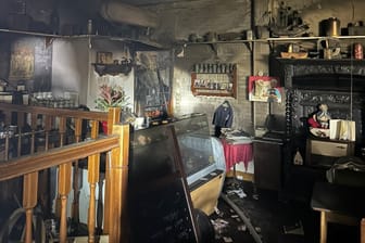 Verkohlter Innenraum des Teestübchens: Die Feuerwehr kämpfte mit 50 Mann gegen die Flammen an.