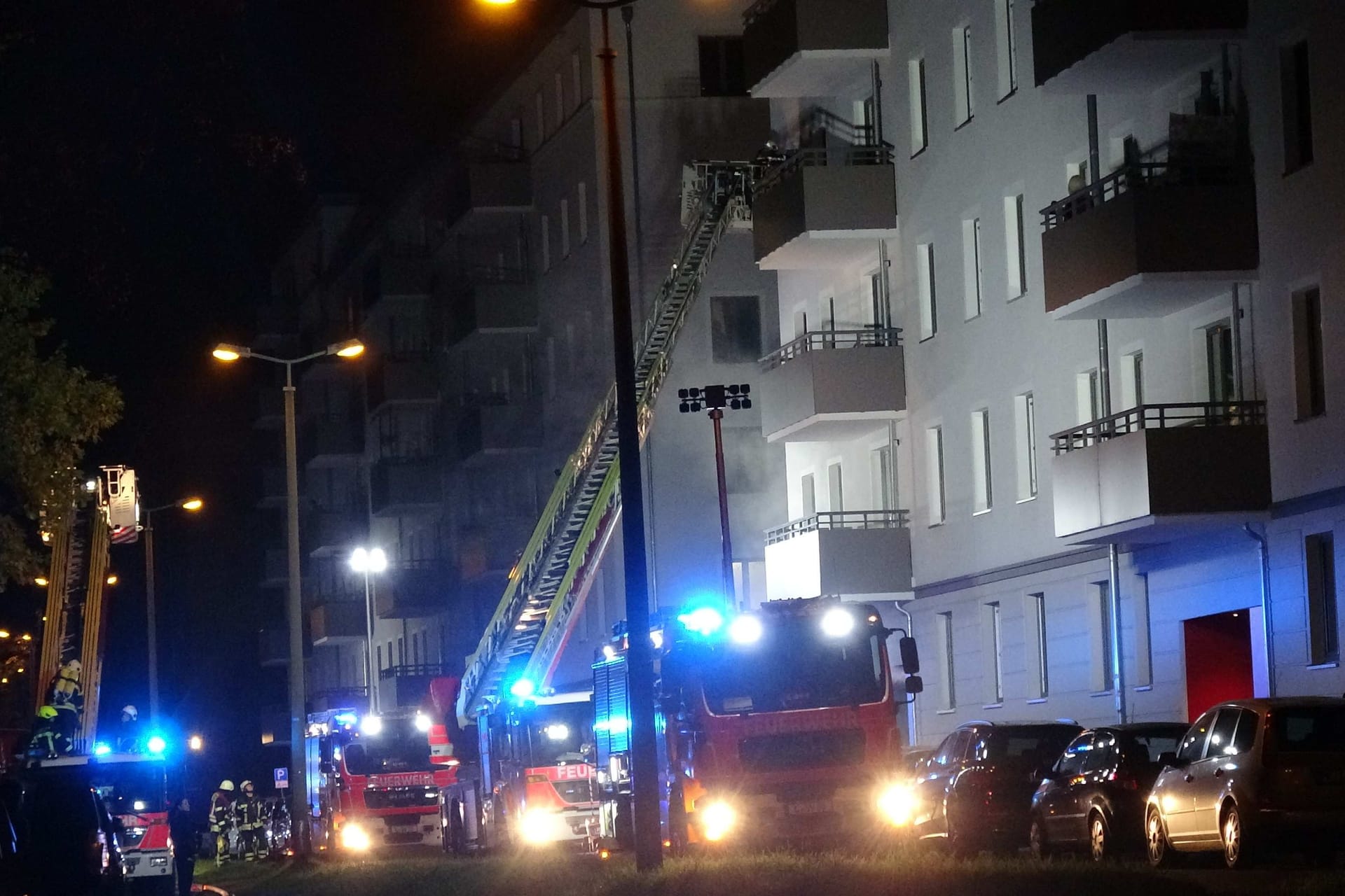 Fahrzeuge der Feuerwehr stehen vor einem Haus in Leipzig: Die Brandursache ist derzeit unklar.