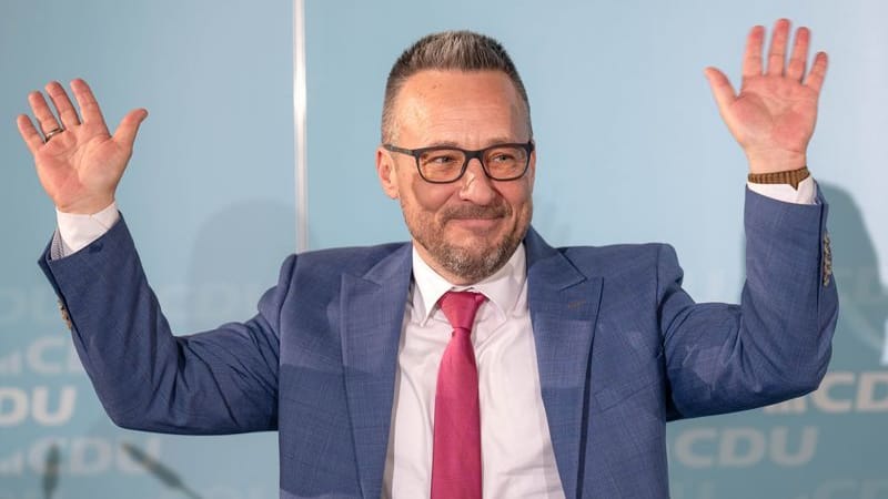 Heiko Strohmann jubelt nach der gewonnen Wahl zum Landesvorsitzenden.