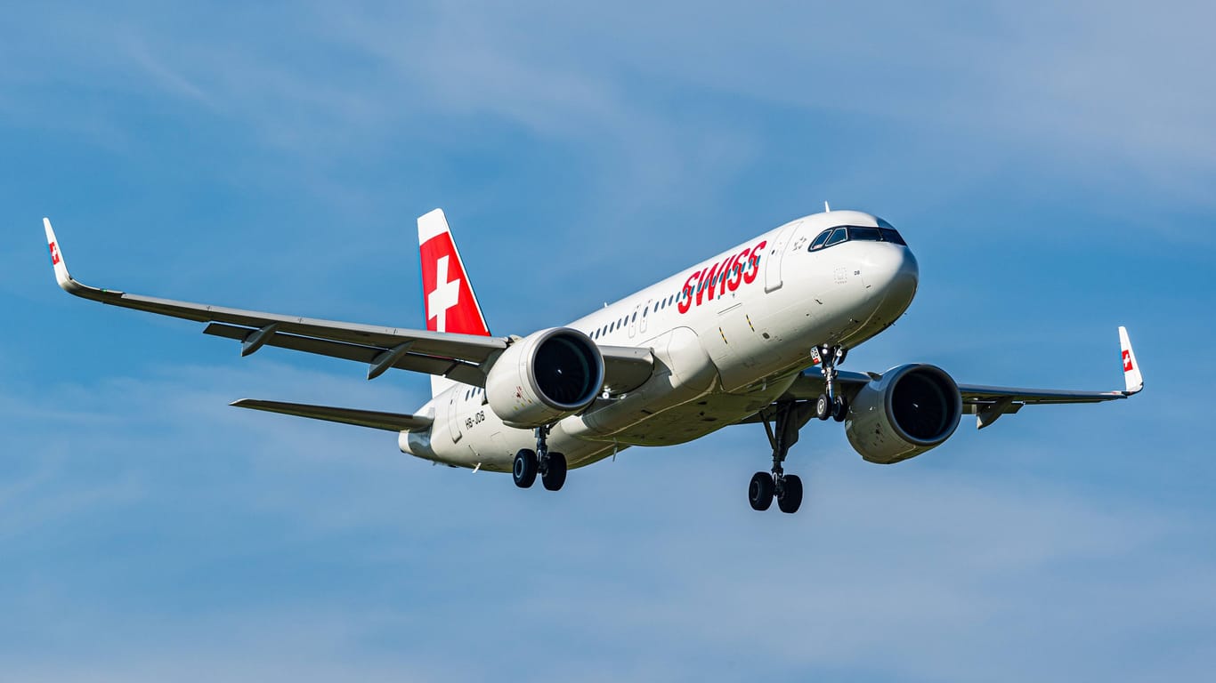 Airbus der Swiss im Landeanflug (Symbolfoto): Ein Flugzeug der Airline hatte in Düsseldorf nicht landen können.