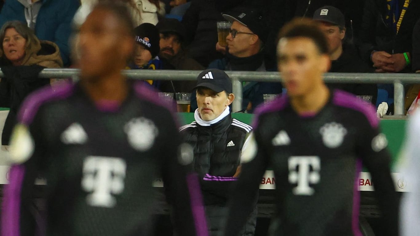 Thomas Tuchel in Saarbrücken (Hintergrund): Der Trainer des FC Bayern verlor mit seinem Team im DFB-Pokal.
