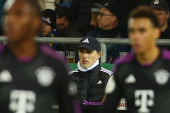 Thomas Tuchel in Saarbrücken (Hintergrund): Der Trainer des FC Bayern verlor mit seinem Team im DFB-Pokal.