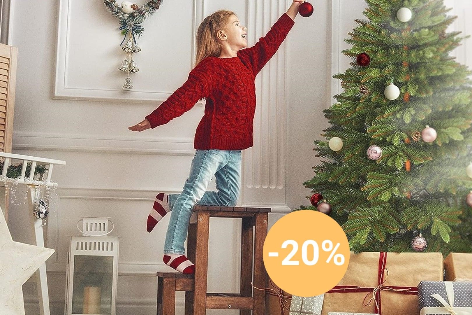 Künstlicher Weihnachtsbaum im Angebot: Amazon reduziert große Kunsttanne für Zuhause radikal. (Symbolbild)