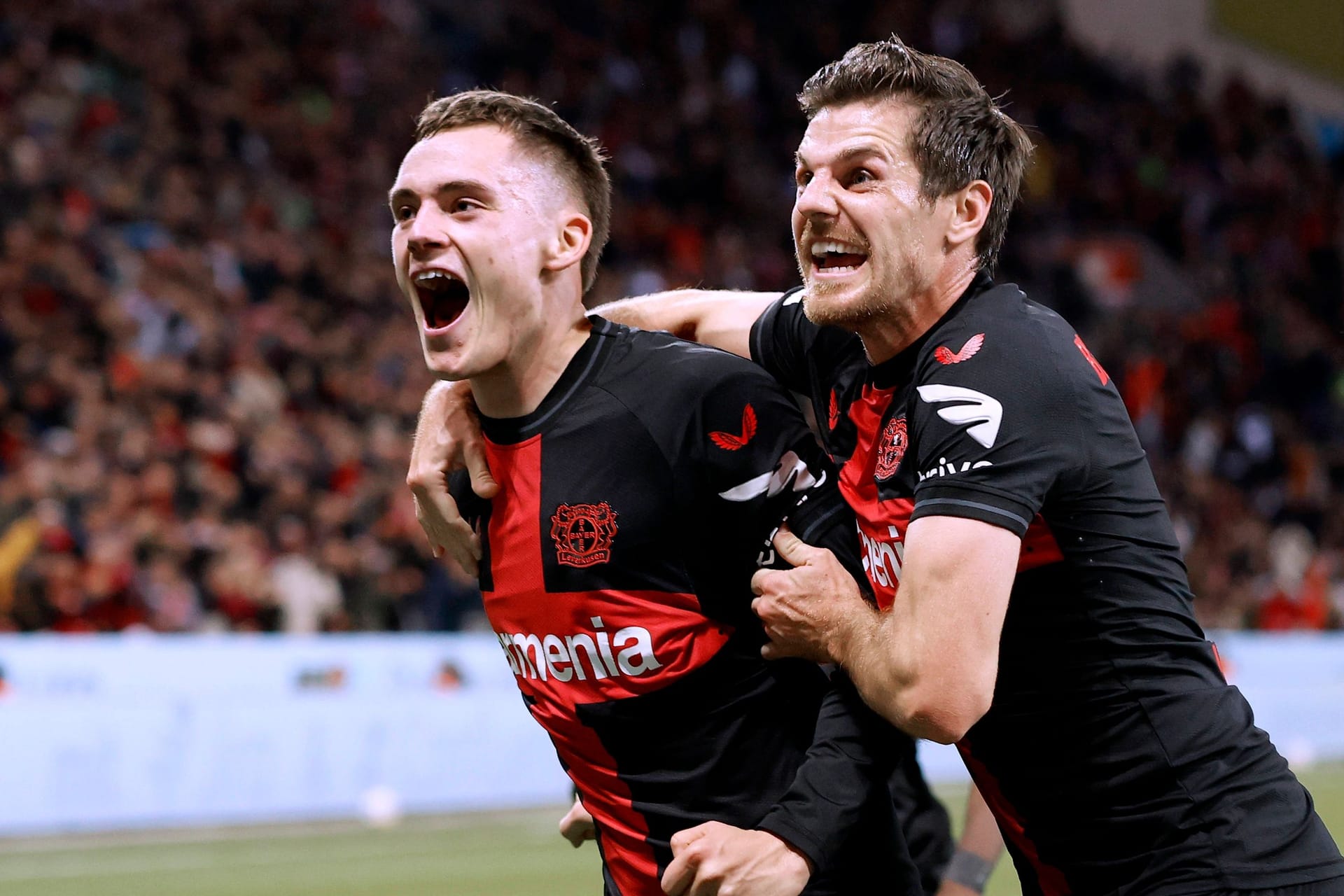 Florian Wirtz (l.) und Jonas Hofmann: Die deutschen Nationalspieler stehen mit Bayer Leverkusen aktuell auf Rang eins der Tabelle.