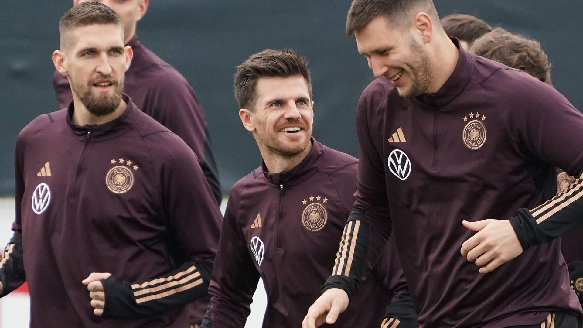 Robert Andrich, Jonas Hofmann und Niklas Süle (v.l.n.r.): Sie wollten sich mit zwei Teamkollegen von der Mannschaft absetzen, was nicht gelang. Robert Andrich, Jonas Hofmann und Niklas Süle (v.l.n.r.): Sie wollten sich mit zwei Teamkollegen von der Mannschaft absetzen, was nicht gelang.
