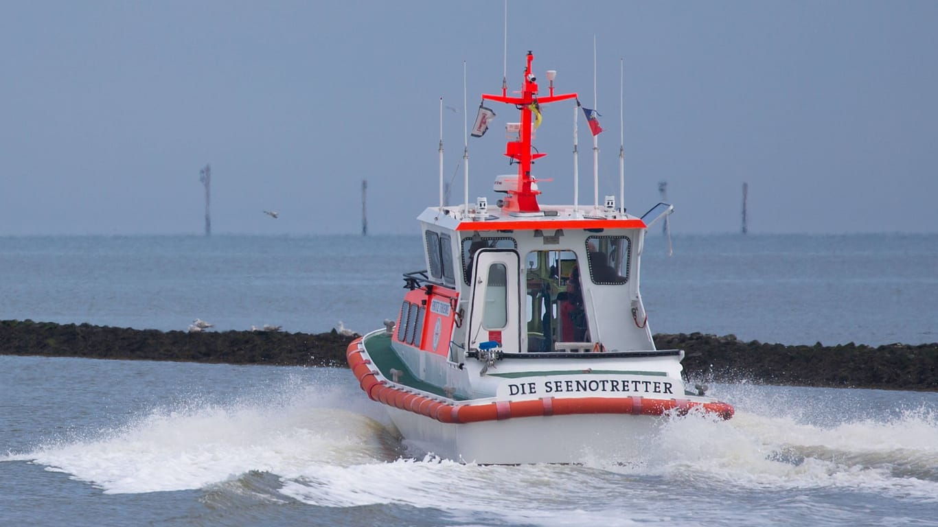 Die Seenotretter mit einem Rettungsschiff (Symbolbild): In Schleswig musste ein Mann gerettet werden.