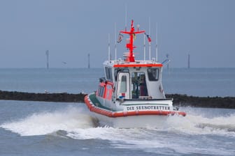 Die Seenotretter mit einem Rettungsschiff (Symbolbild): In Schleswig musste ein Mann gerettet werden.