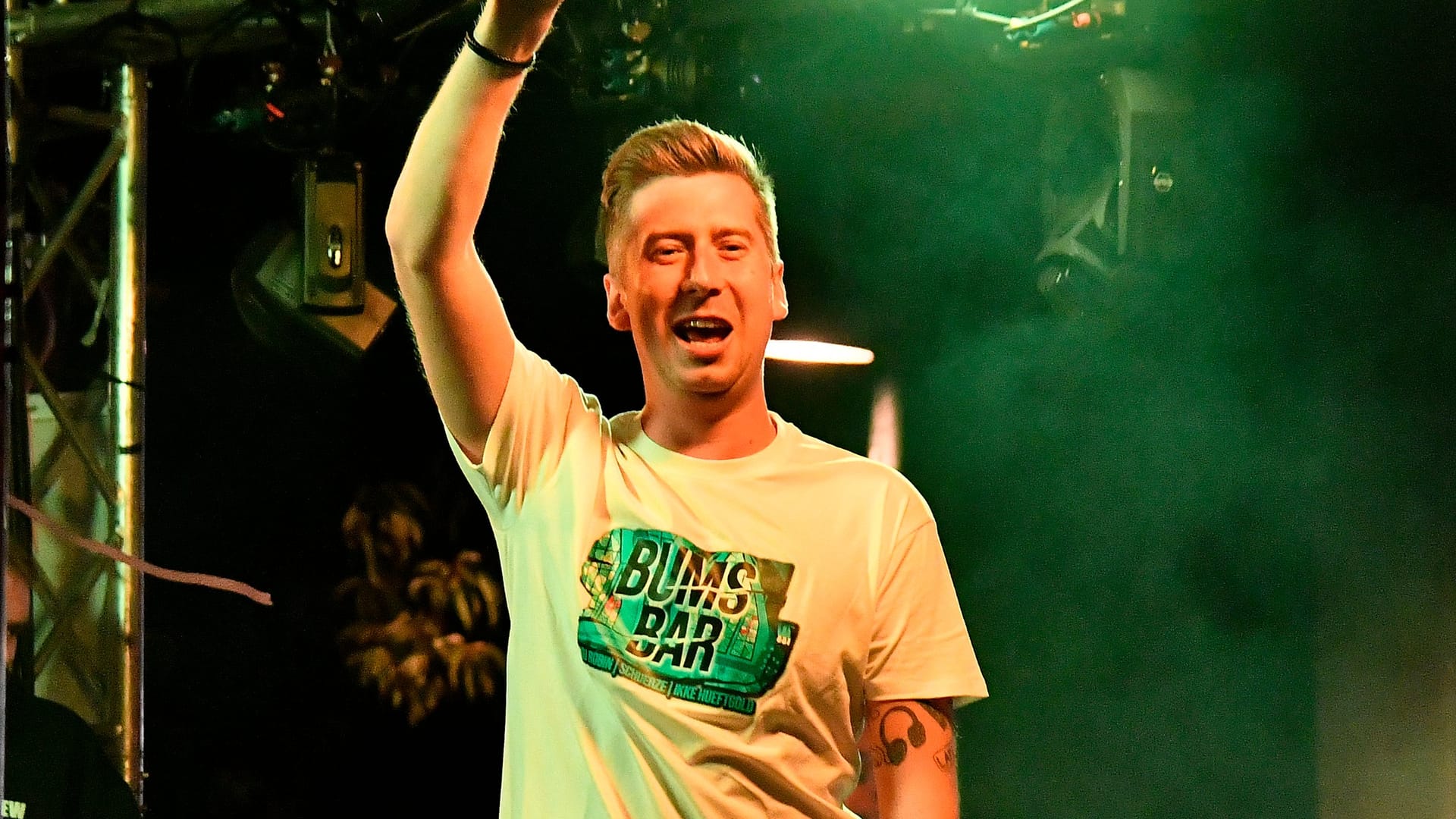 So kennt man ihn: DJ Robin steht bei einem seiner Auftritte auf der Bühne (Archivbild). So kennt man ihn: DJ Robin steht bei einem seiner Auftritte auf der Bühne (Archivbild).