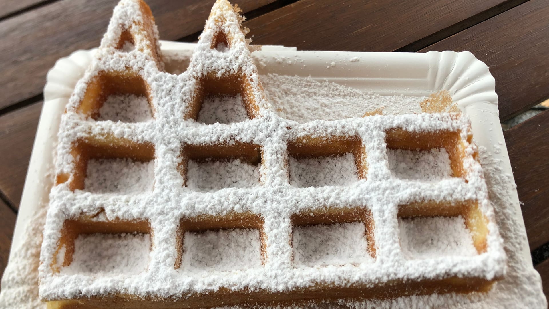 Die Domwaffel gibt es nur auf dem "Markt der Engel".