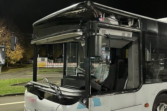 Bus mit Schäden: Das Fahrzeug war auf der A2 unterwegs – obwohl ihm mehrere Scheiben fehlten.