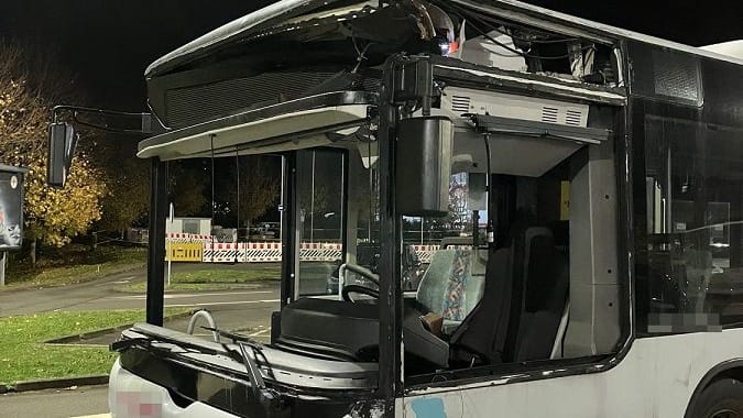 Bus mit Schäden: Das Fahrzeug war auf der A2 unterwegs – obwohl ihm mehrere Scheiben fehlten.