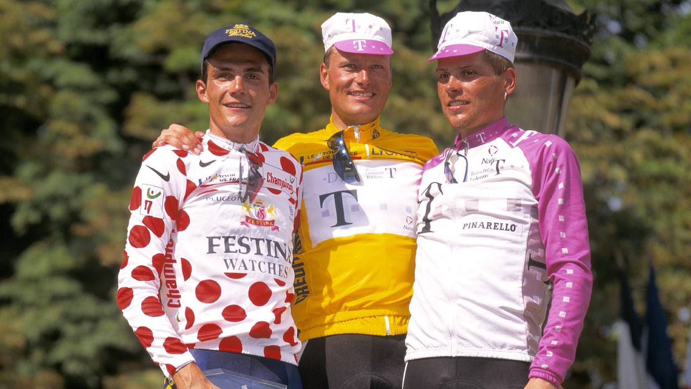 Bei seiner ersten Tour 1996 wurde Jan Ullrich (r.) direkt Zweiter, obwohl er für Teamkollege und Gesamtsieger Bjarne Riis (M.) als Edelhelfer fungierte. Links: Richard Virenque im gepunkteten Bergtrikot.