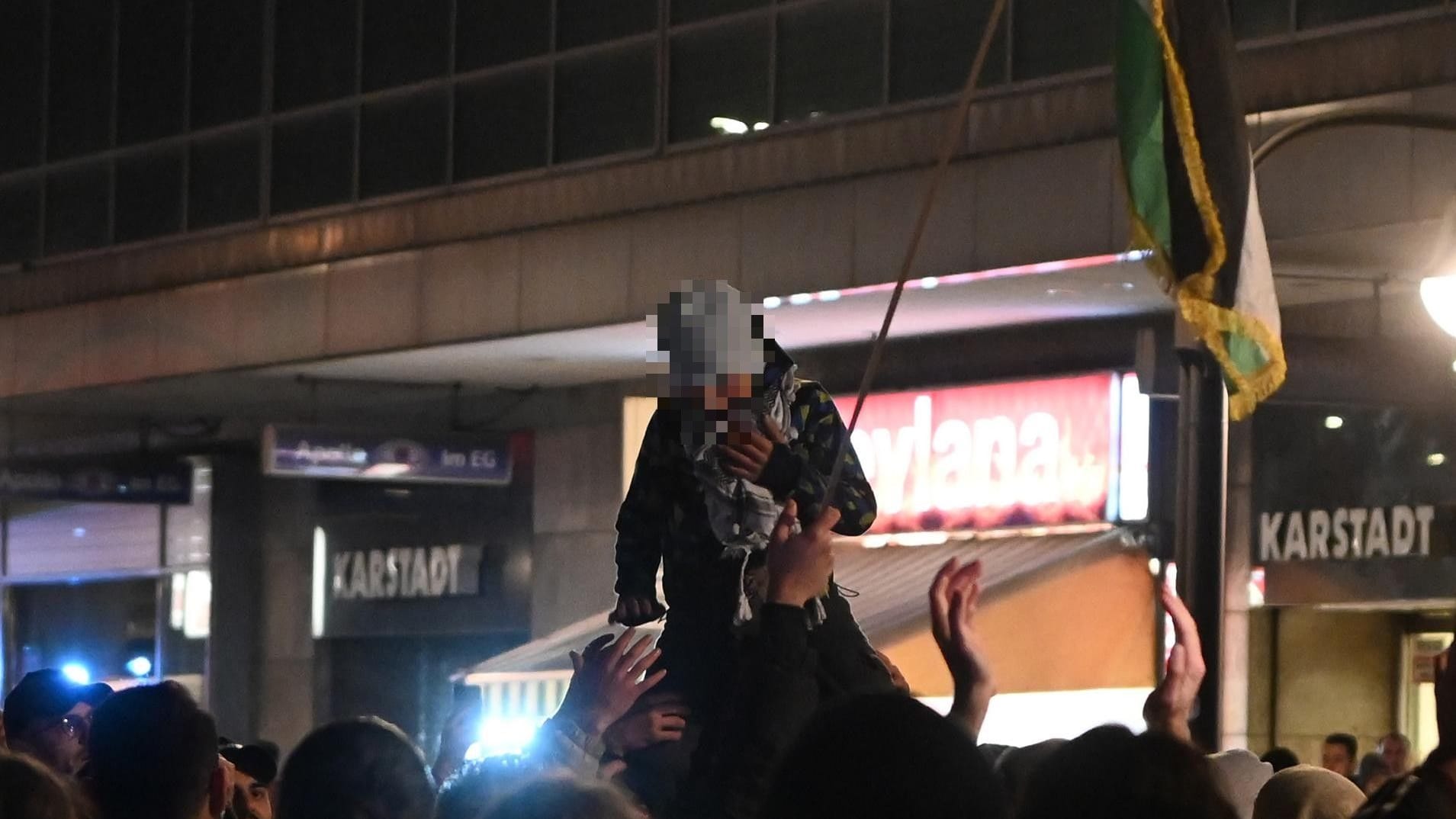 Kind auf den Schultern der Palästina-Unterstützer: Die Demonstration endete am Hermannplatz.