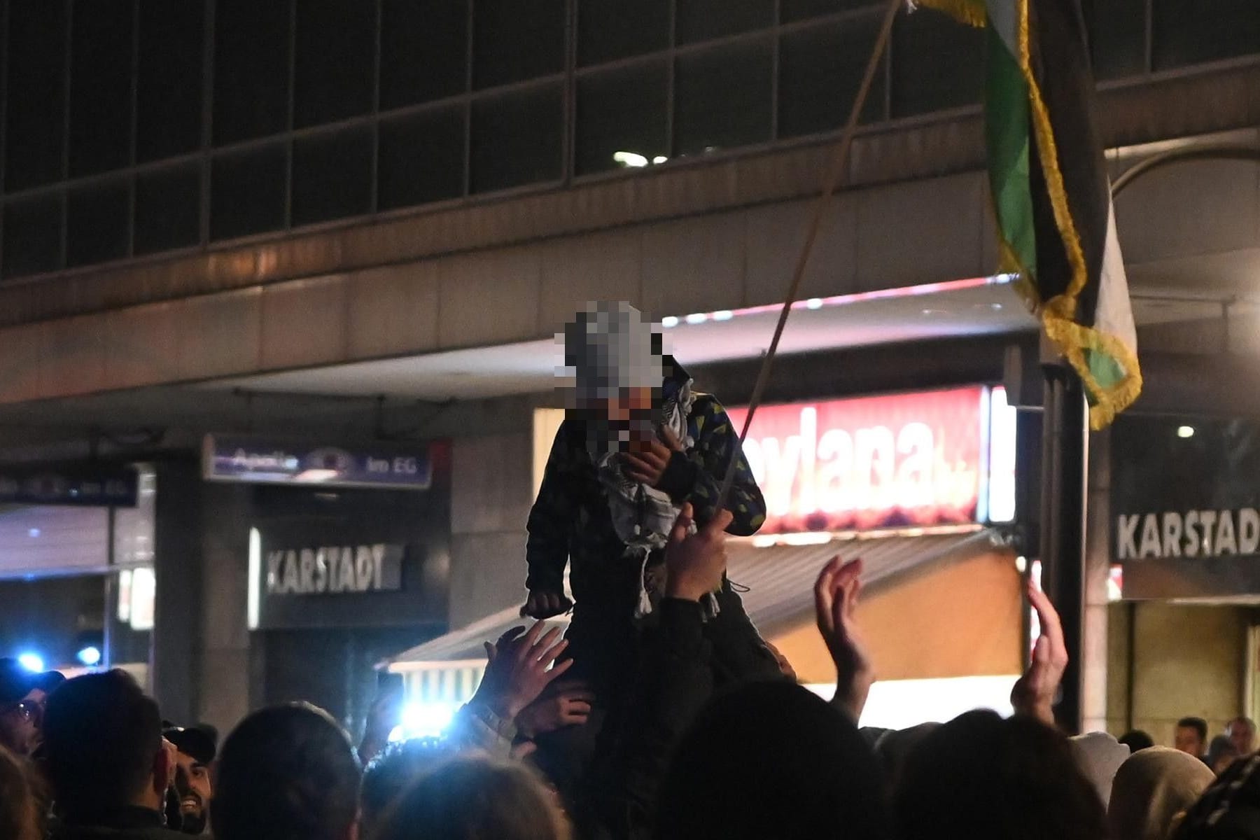 Kind auf den Schultern der Palästina-Unterstützer: Die Demonstration endete am Hermannplatz.