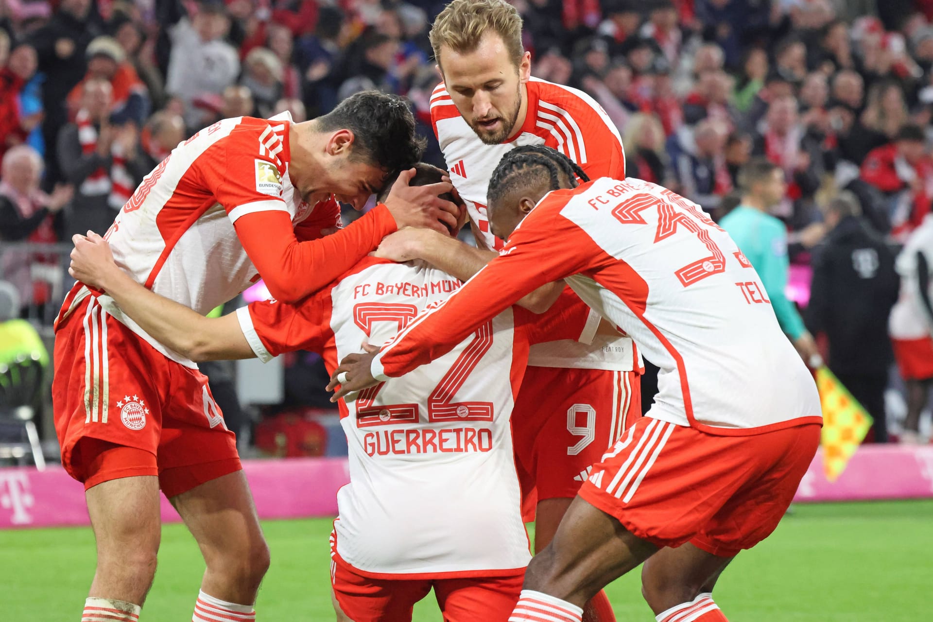 Der FC Bayern durfte nach dem 4:2-Heimsieg gegen Heidenheim jubeln und übernahm damit die Tabellenführung.