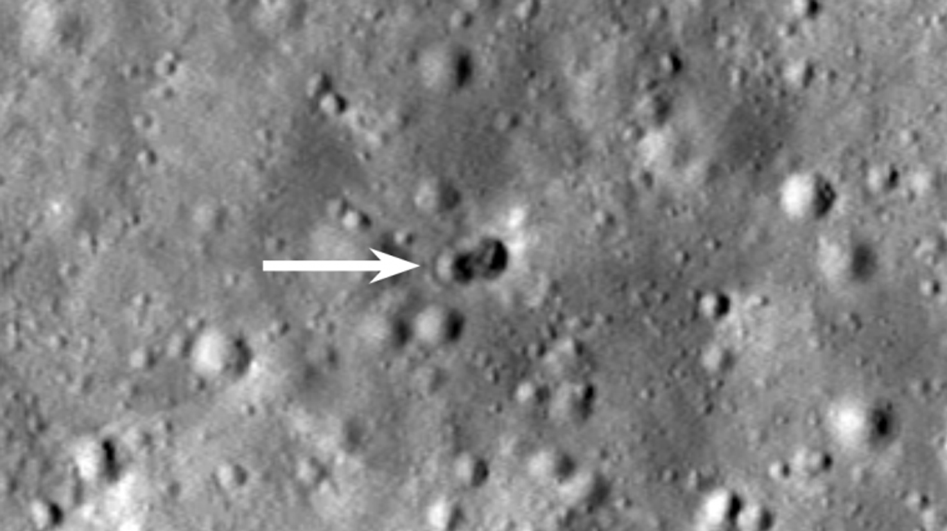 Der Pfeil deutet auf die beiden Mondkrater, die ein Raketenteil geformt hat.