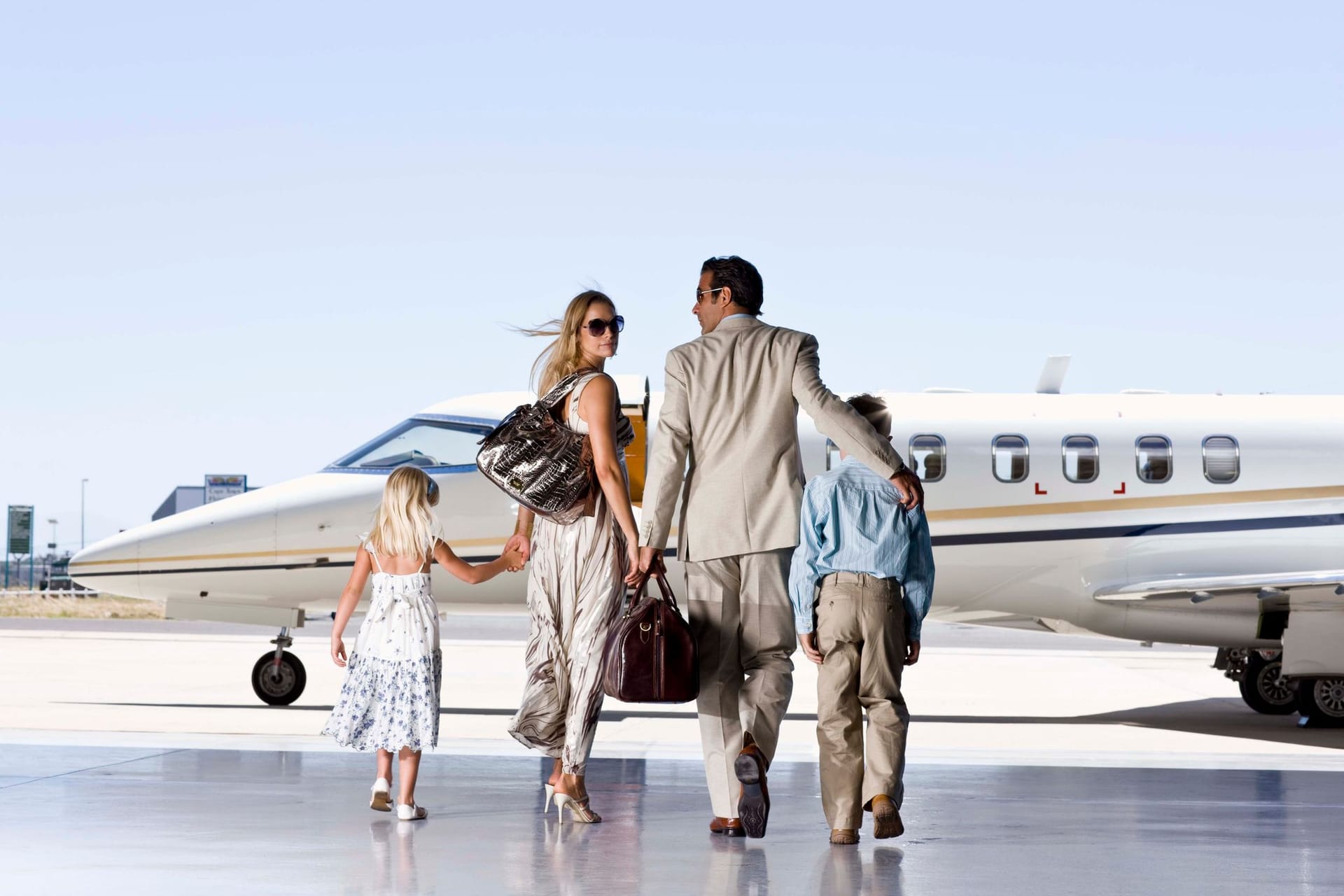Familie läuft zum Privatjet Familie läuft zum Privatjet