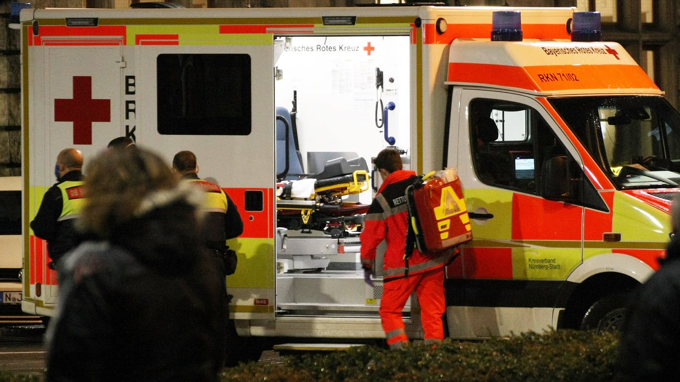 Rettungseinsatz in Nürnberg (Symbolfoto): Eine Frau kam schwer verletzt ins Krankenhaus.