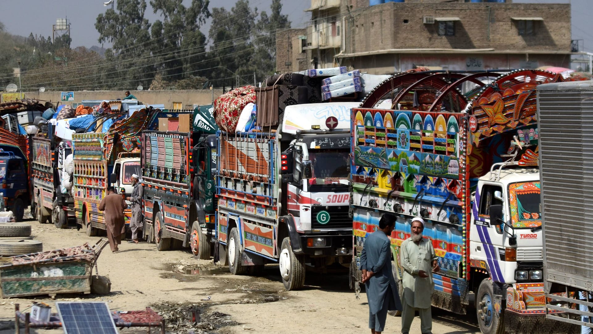 Gepäckkonvoi von Flüchtlingen am Grenzübergang Torkham zwischen Afghanistan und Pakistan: Zehntausende Afghanen müssen aus Pakistan zurück in ihre Heimat. Gepäckkonvoi von Flüchtlingen am Grenzübergang Torkham zwischen Afghanistan und Pakistan: Zehntausende Afghanen müssen aus Pakistan zurück in ihre Heimat.