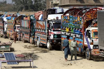Gepäckkonvoi von Flüchtlingen am Grenzübergang Torkham zwischen Afghanistan und Pakistan: Zehntausende Afghanen müssen aus Pakistan zurück in ihre Heimat.