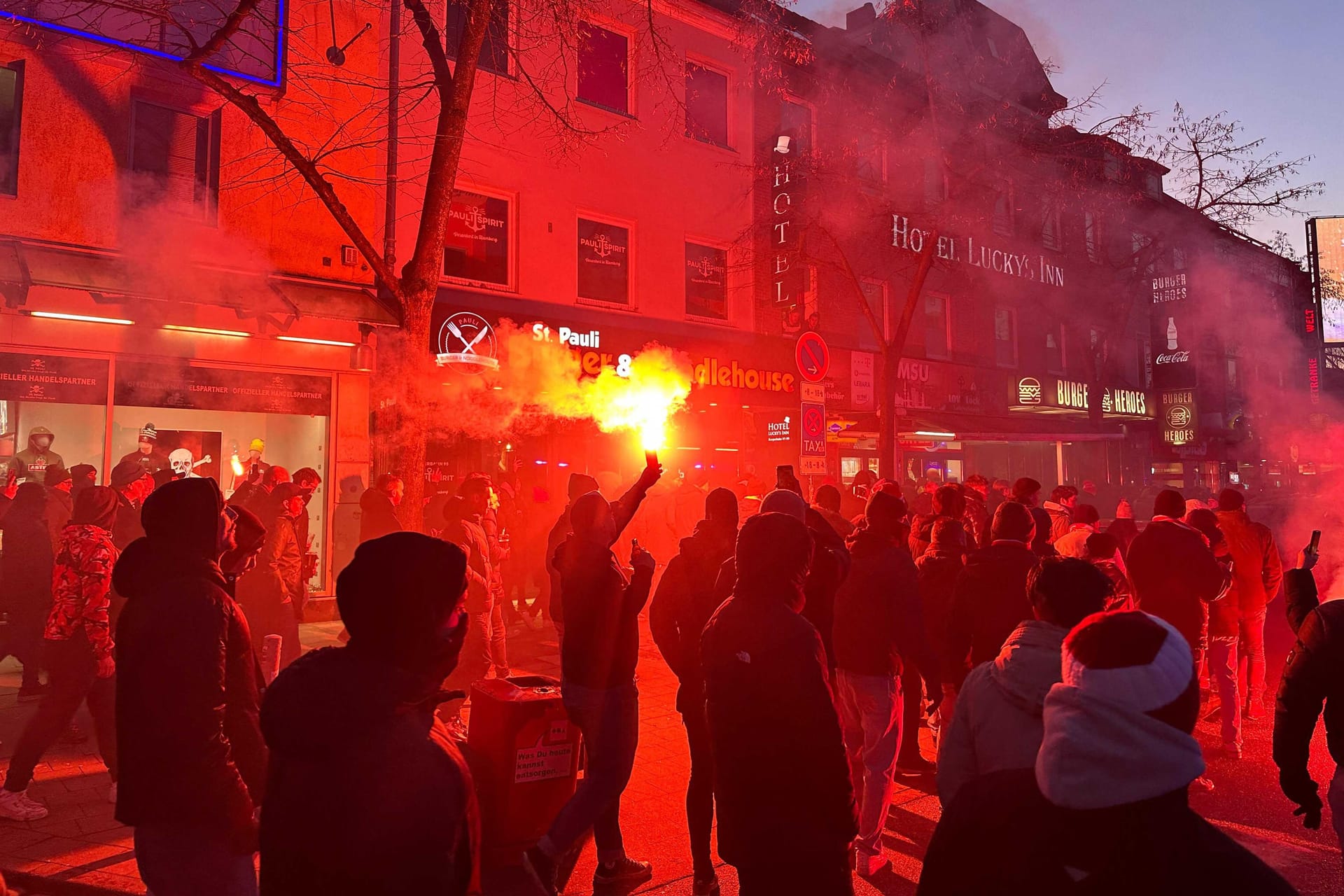 Die Polizei begleitet die Fans zum fünften Gruppenspiel in der Champions League-Vorrunde zwischen Shakhtar Donetsk und Royal Antwerpen FC im Volksparkstadion.