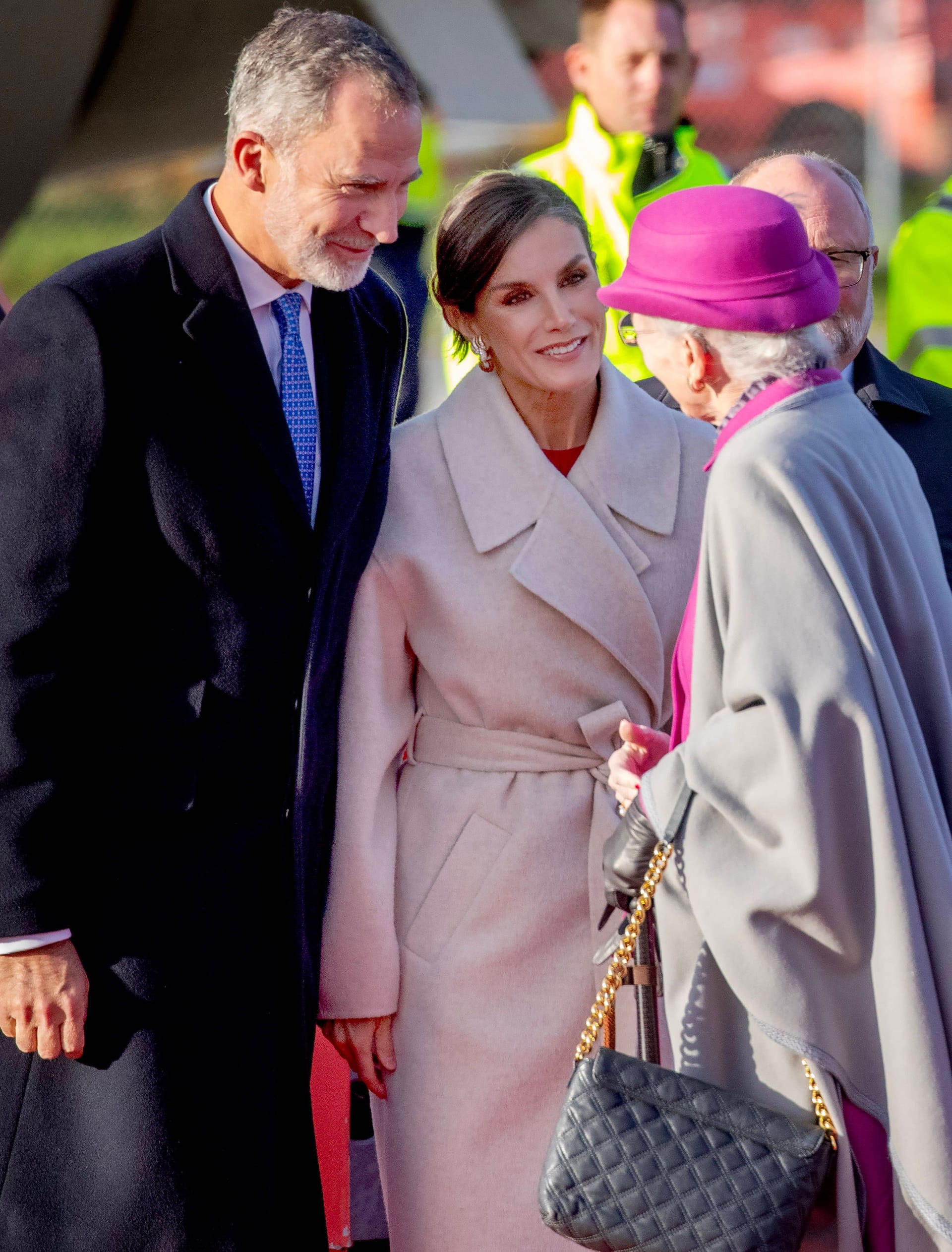 Königin Margrethe empfängt das Königspaar am Flughafen.