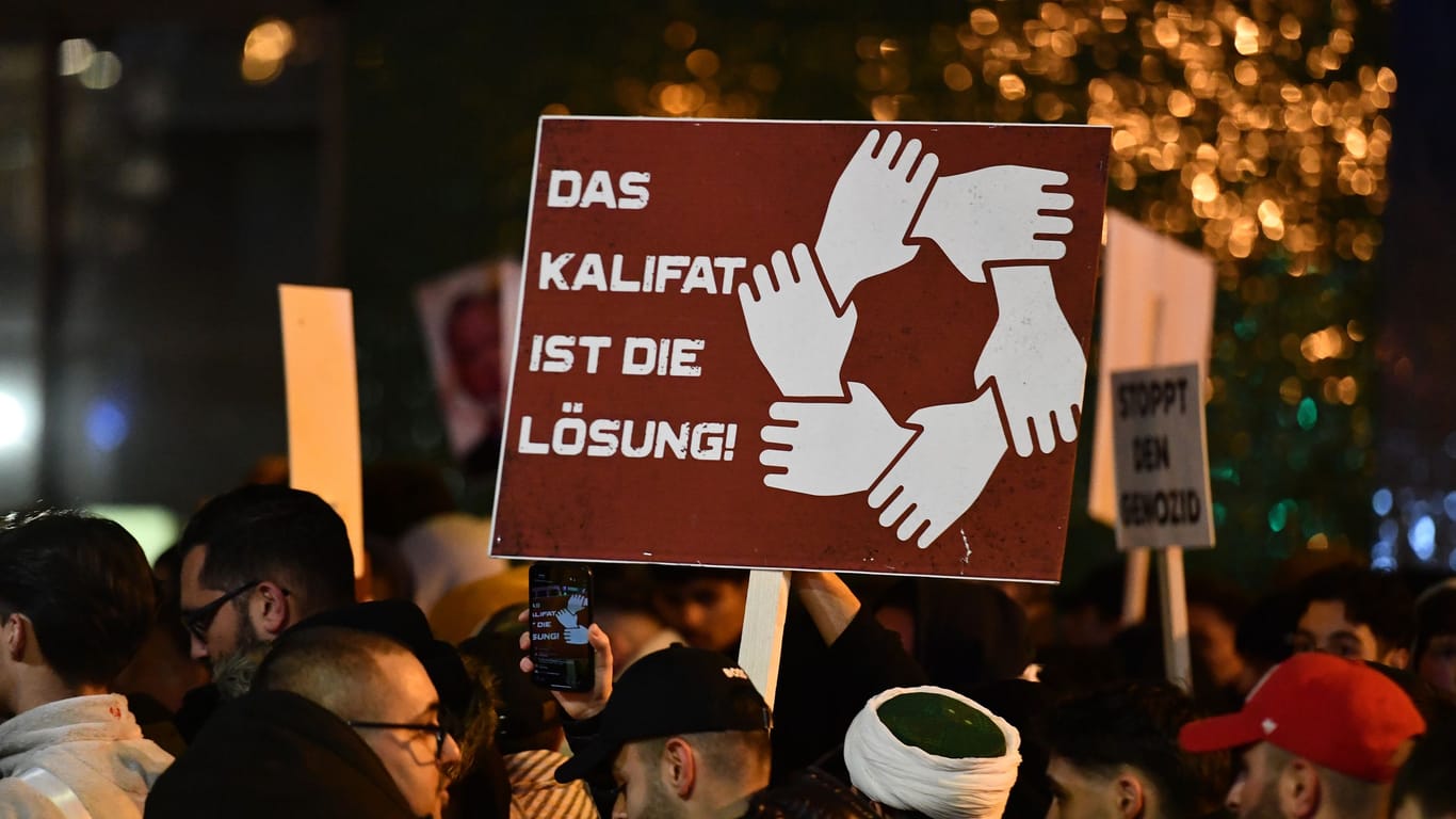 Islamistische Demo am Freitag in Essen: Organisiert wurde die Demonstration unter anderem von Gruppen, die ein Kalifat errichten wollen.