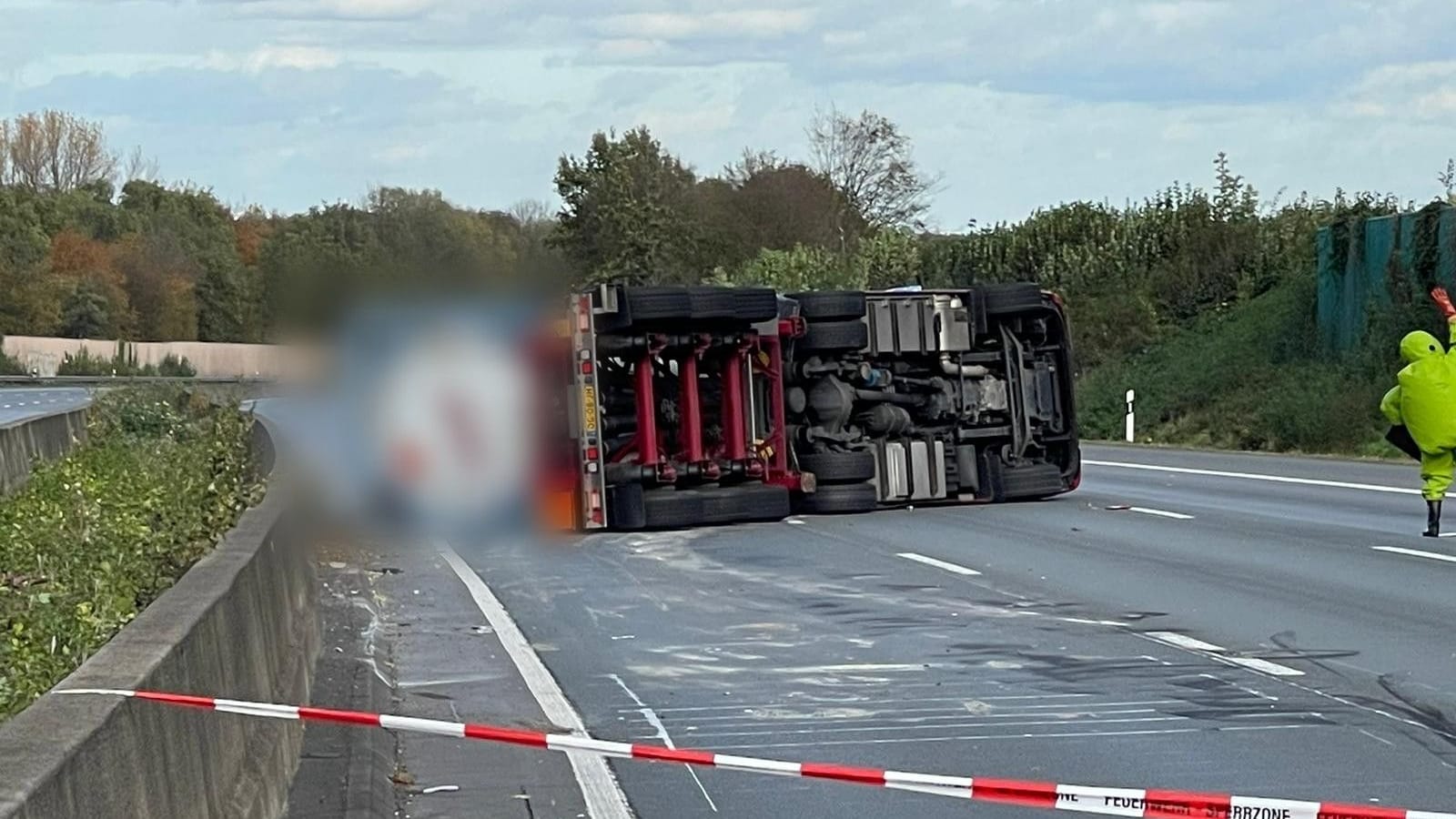 Der Unfall-Lkw: Wieso der Laster umkippte, ist aktuell noch unklar. Der Unfall-Lkw: Wieso der Laster umkippte, ist aktuell noch unklar.