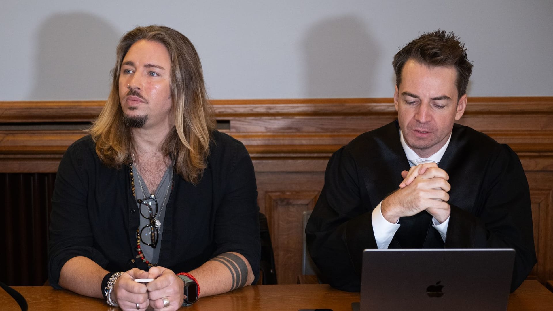 Der deutsche Musiker Gil Ofarim (l) sitzt im Saal des Landgerichts in Leipzig neben seinem Anwalt Alexander Stevens.