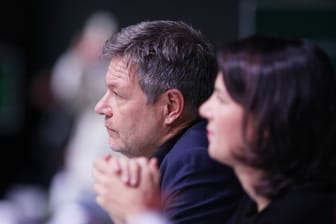 Grünen-Minister Habeck (links) und Baerbock beim Parteitag: Ihre Energiewende-Pläne stoßen in der Industrie auf Kritik.