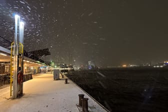 Kräftiger Schneefall am Hafen: Mehrere Zentimeter blieben in der Nacht liegen.