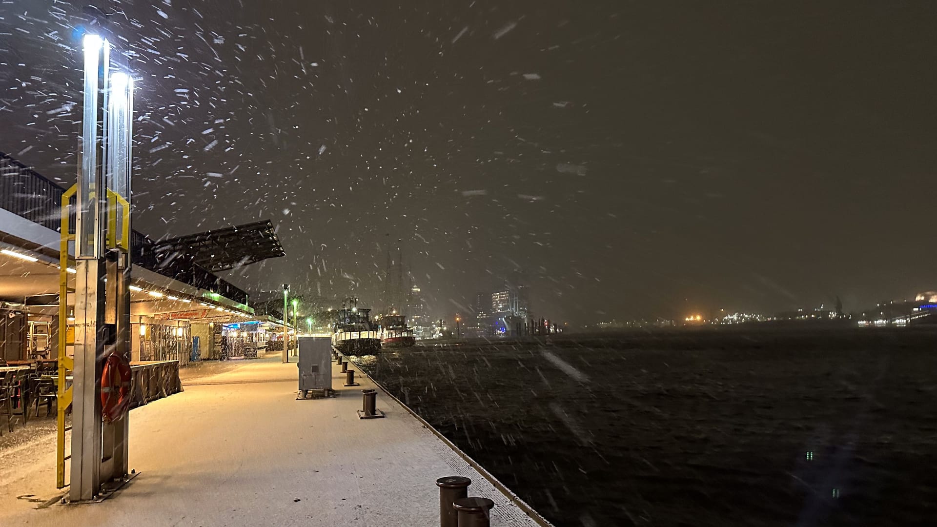 Kräftiger Schneefall am Hafen: Mehrere Zentimeter blieben in der Nacht liegen.