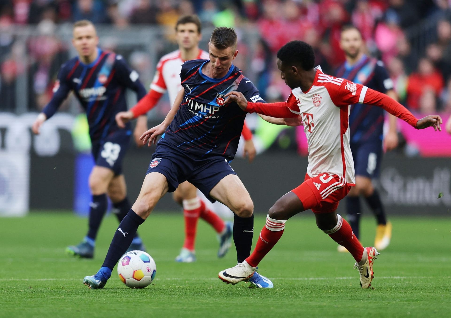 Bouna Sarr: Der fast schon vergessene Bayern-Profi durfte aufgrund der akuten Personalnot mal wieder von Beginn an ran. Beschränkte sich hinten links auf das Wesentliche. Hätte kurz vor der Pause nach Sané-Ablage aus kurzer Distanz aber einfach treffen müssen (43.). Drängte sich nicht wirklich für weitere Einsätze auf. Note 4