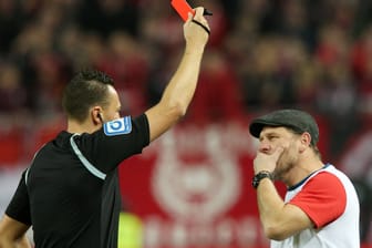 Schiedsrichter Sven Jablonski zeigt Steffen Baumgart die Gelb-Rote Karte: Die Kölner Krise geht weiter.