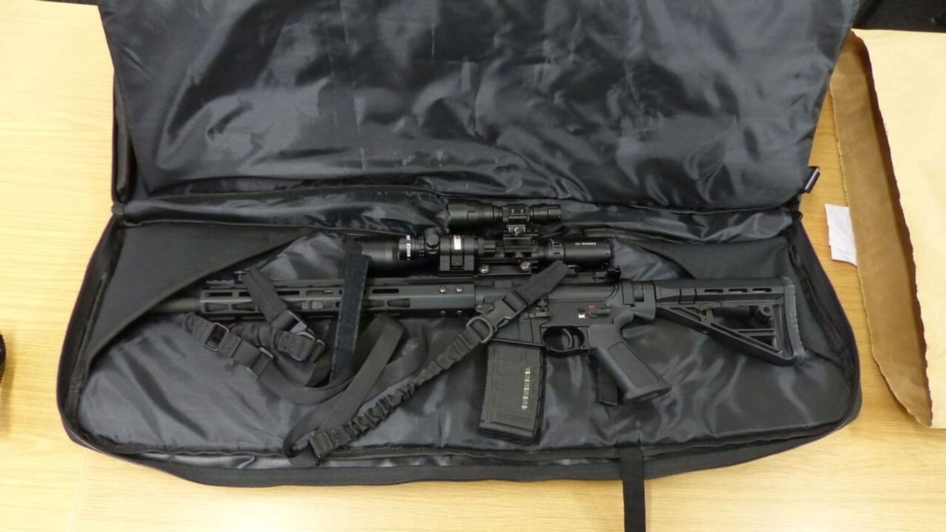 Sturmgewehr des Typs "AR-15": Das halbautomatische Gewehr wurde bei einer Razzia vergangene Woche entdeckt.