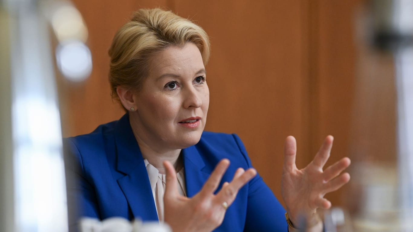 Berlin: Franziska Giffey (SPD), Berliner Senatorin für Wirtschaft, Energie und Betriebe, blickt besorgt auf die Silvesternacht 2023/24 in Berlin.