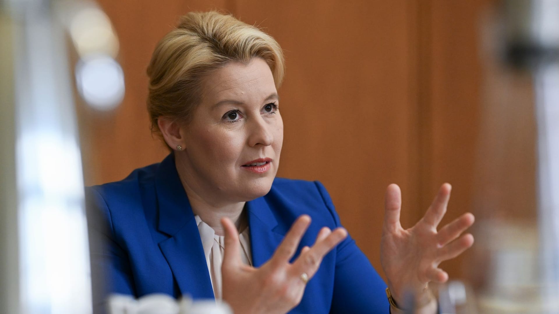 Berlin: Franziska Giffey (SPD), Berliner Senatorin für Wirtschaft, Energie und Betriebe, blickt besorgt auf die Silvesternacht 2023/24 in Berlin. Berlin: Franziska Giffey (SPD), Berliner Senatorin für Wirtschaft, Energie und Betriebe, blickt besorgt auf die Silvesternacht 2023/24 in Berlin.