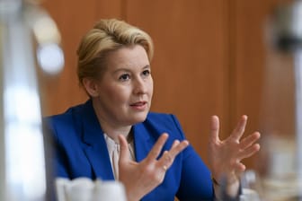 Berlin: Franziska Giffey (SPD), Berliner Senatorin für Wirtschaft, Energie und Betriebe, blickt besorgt auf die Silvesternacht 2023/24 in Berlin.