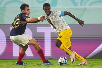Joachim Kayi Sanda (l.) im Duell mit Malis Ange Tia.