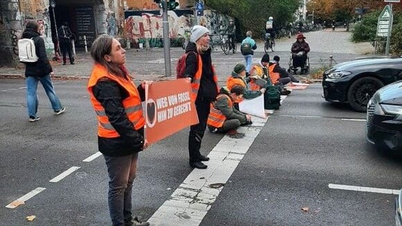 Aktivisten blockieren eine Straße am S-Bahnhof Treptower Park: