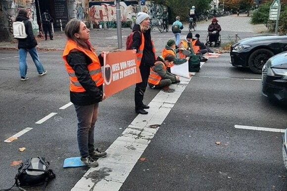 Aktivisten blockieren eine Straße am S-Bahnhof Treptower Park: