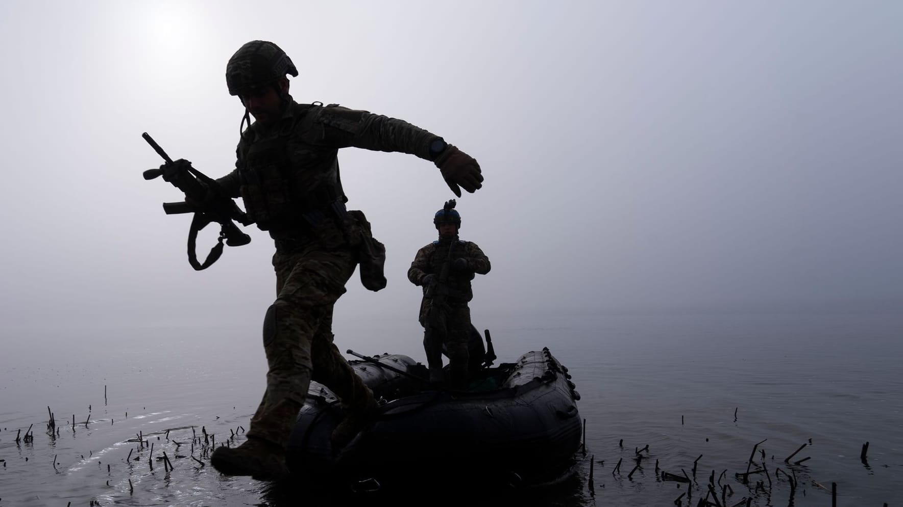 Ukrainischer Soldat springt am Ufer des Dnipro an der Front aus dem Boot: Die Ukraine meldet einen Vorstoß von mehreren Kilometern auf der östlichen Seite des Flusses.