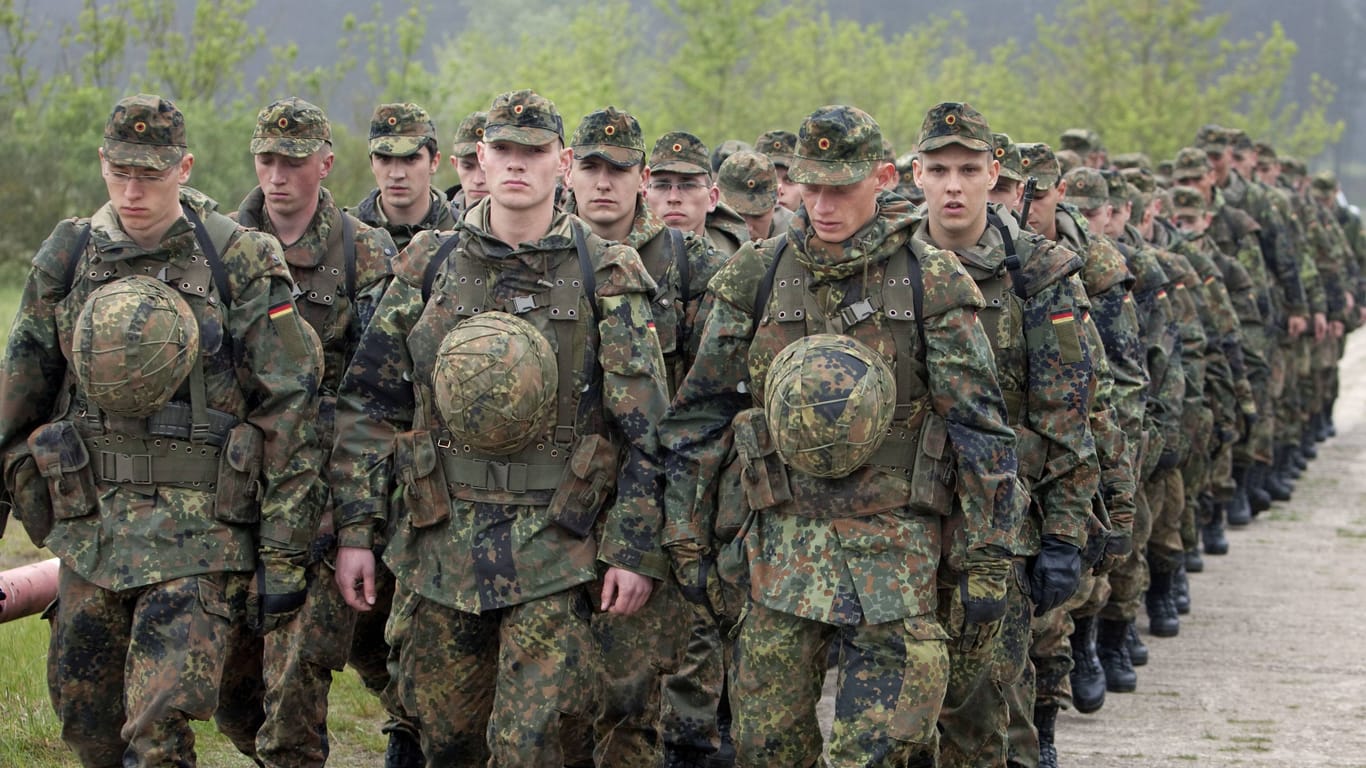 Wehrpflichtige in der allgemeinen Grundausbildung (Archivbild): Aufgrund des Personalmangels bei der Bundeswehr wird die Wiedereinführung der Wehrpflicht diskutiert.