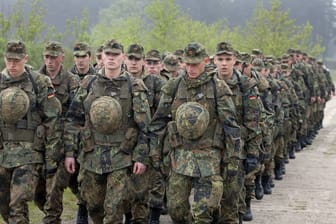 Wehrpflichtige in der allgemeinen Grundausbildung (Archivbild): Aufgrund des Personalmangels bei der Bundeswehr wird die Wiedereinführung der Wehrpflicht diskutiert.